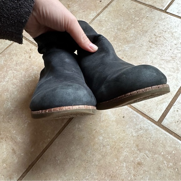 Ugg darling black booties sz 8 low heel casual boot cozy comfortable date ankle - Picture 6 of 8